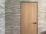 Specialfremstillet snedkerdør med planker udtryk i egetræ, Arkitektonisk egetrædør med sort dørhåndtag fra busterandpunch