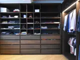 Indretning af walk-in med garderobe inventar fra møbelsnedker Århus i røget eg