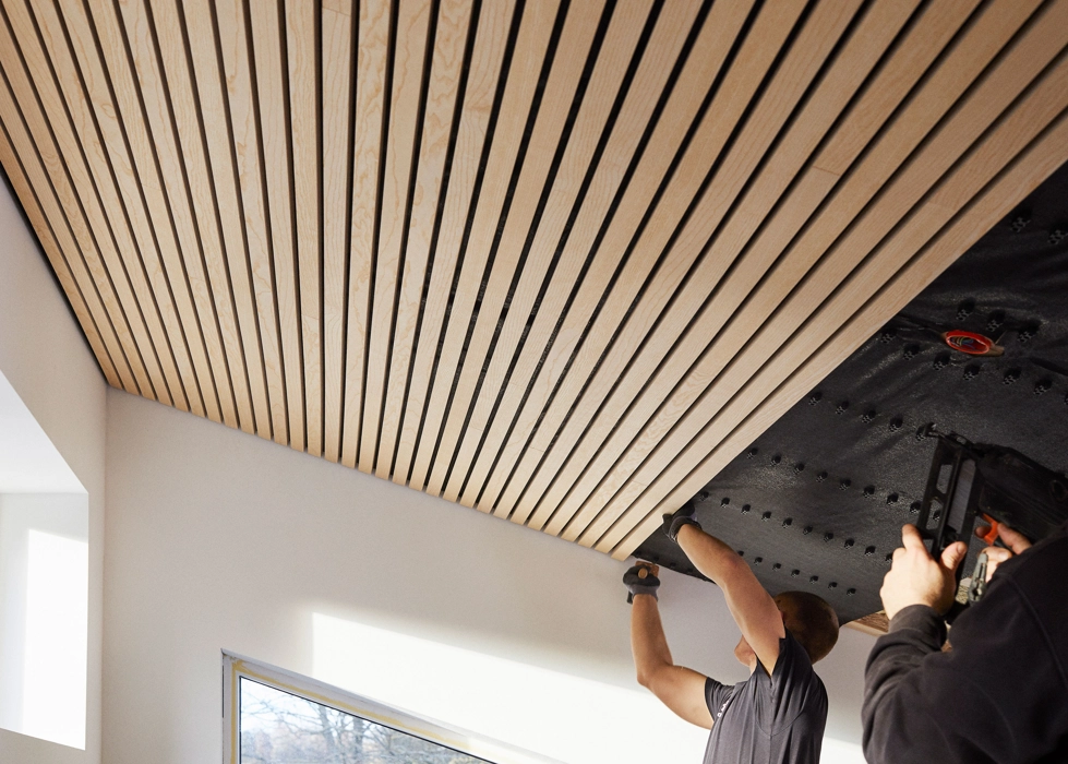 Montage af listeloft med usynlig montering med Wood-Click system