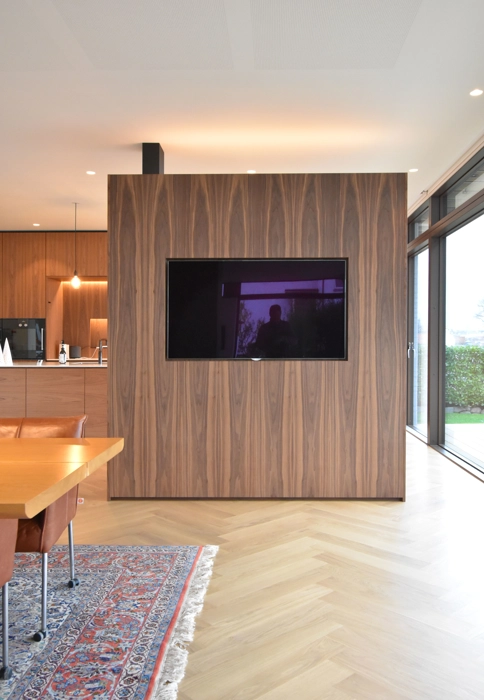 Specialløsning med tv indbygget i møbel til opdeling af rum køkken og spisestue 