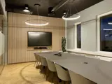 smart løsning til at indbygge tv i væg beklædt med lister, lamelvæg i træ egetræ til kontor erhverv