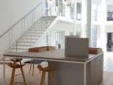 bord med beton bordplade og eluxeret aluminium i smuk harmoni med Dinesen heartoak gulvplanker