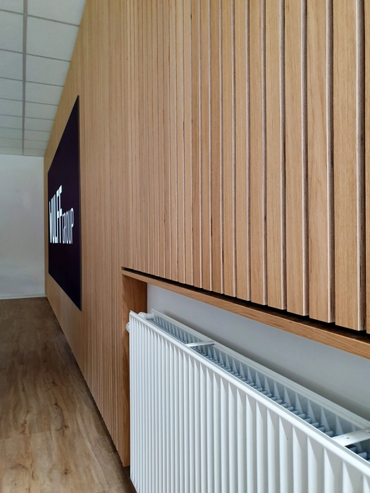 listevæg afslutning ved radiator, inspiration træbeklædning til væg med radiator