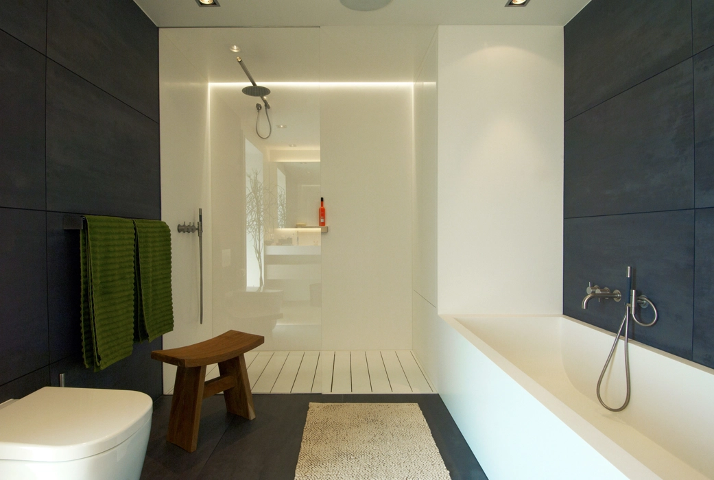 Badeværelse indrettet med badekar bruseniche og skab i hvid Dupont Corian er et godt holdbart materiale til vådrum