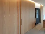 skydedøre i eg og med integreret lys, snedkerkøkken med skydedøre