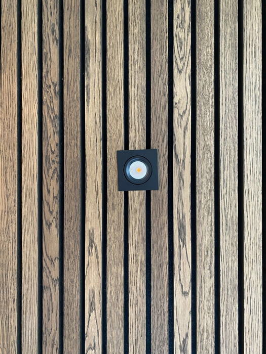 listeloft i røget eg med sorte spots, listeloft i træ som er let at montere med montage system Wood-click
