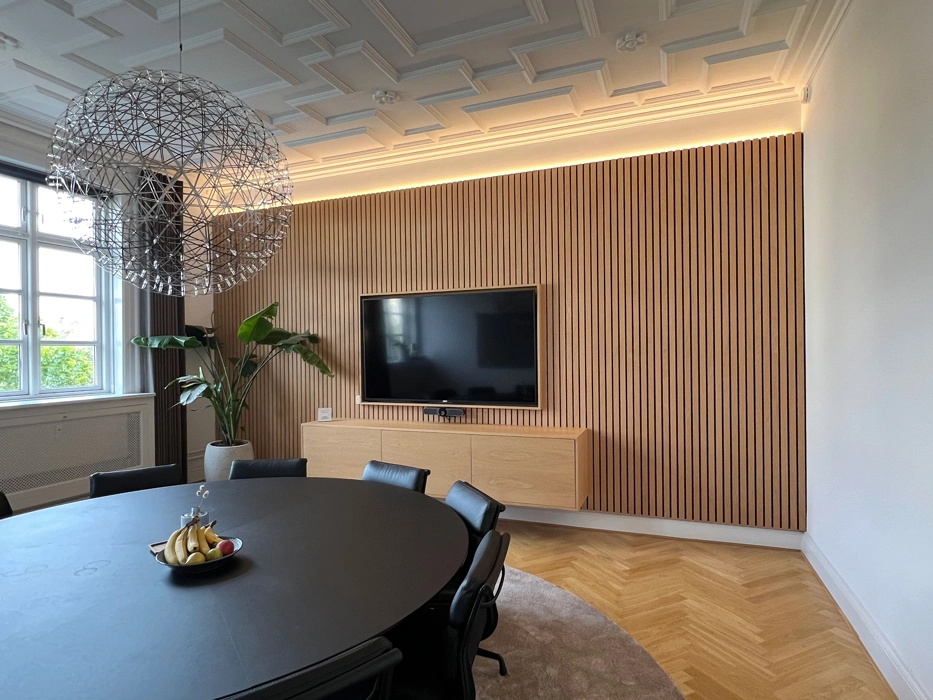 indretning af mødelokale med lydabsorberende elementer på væg med trælameller i egetræ