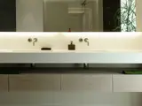 Badeværelsesmøbel i egetræ med specialfremstillet Corian bordplade