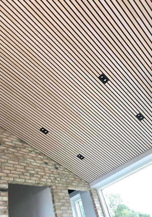 listeloft i ask monteret med wood-Click og med indbygget sorte LED spots