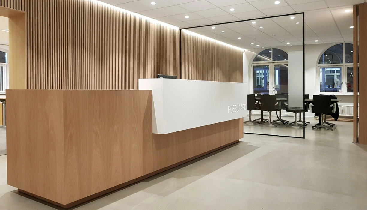 listevæg i egetræ i reception og kontor område skaber en god akustik samt skaber en smuk akitektonisk rum