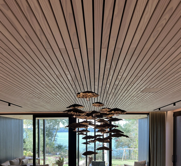 listeloft med pendel smukt integreret i listeloft i douglas, pendel Catellani & Smith Gold Moon Chandelier