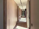 Moderne skydedør i lyst træ douglas som rumhøje skydedøre i arkitekttegnet hus fra snedkeri i Århus Bygholm Wood