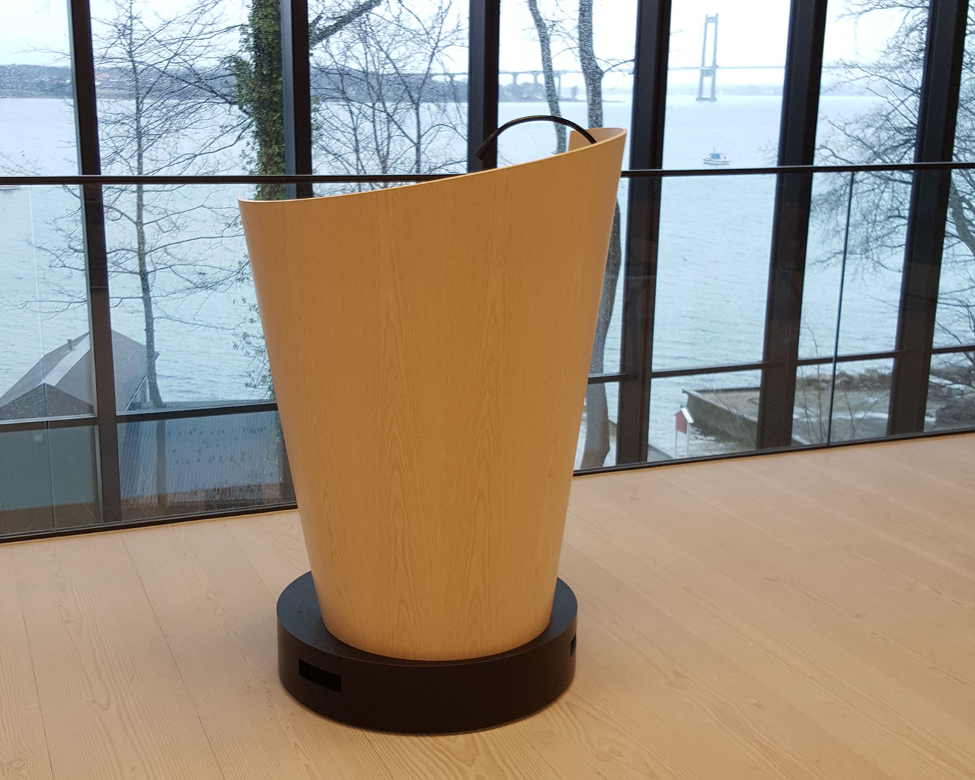 Talerstol i elegant design, udført i lys ask, men sort linoleums bordplade med tastatur udtræk og læselys.