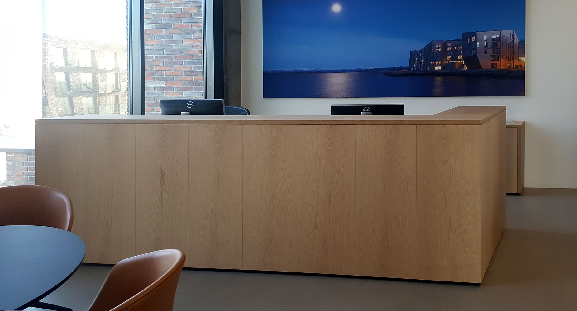 receptions disk på ønsket mål og udført i eg