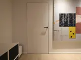 indspartlet dør med røget ege kanter og bruneret messing håndtag, moderne dør