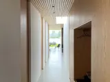 Eksklusivt listeloft i egetræ monteret med wood-click montage system giver god akustik i gangen