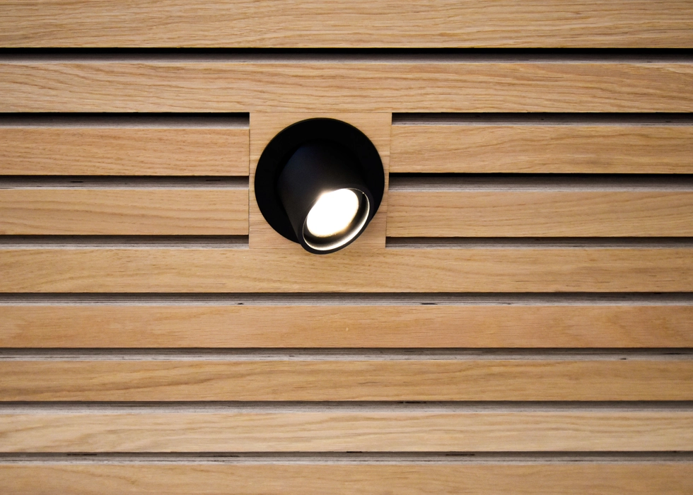Listeloft i eg med integreret indbygnings spots kan laves på stedet med akustiklisteloft fra Bygholm Wood