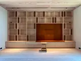 Skræddersyet snedker møbel til stue som væg til væg reol på mål i lyst træ douglas skaber mulighed for indretning med personligt præg