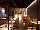 Restaurant bænke udført i røget eg med læder, borde i linoleum