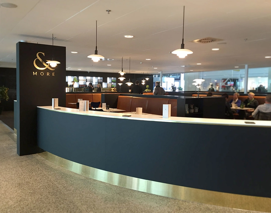 Restaurant og cafe, udført i sort nano laminat, messing fodspark og hvid Corian topplade, læder sæder i brunt