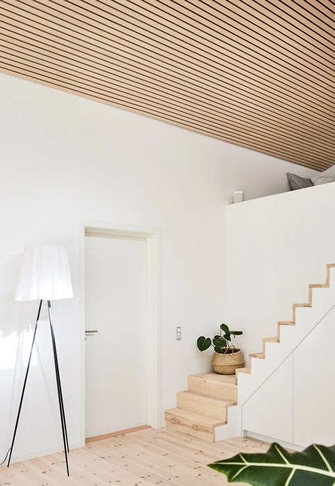 Asketræs lister på loftet giver et smukt udtryk sammen med de hvide flader 