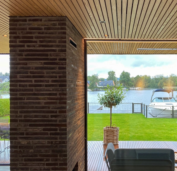 listeloft i arkitektonisk sammenspil med pedersen kolumba tegl og integreret lys