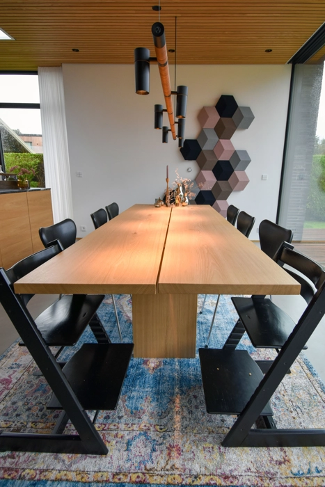 Spisebord specialdesignet fra møbelsnedkeri som plankebord med 2 planker og sten i egetræ
