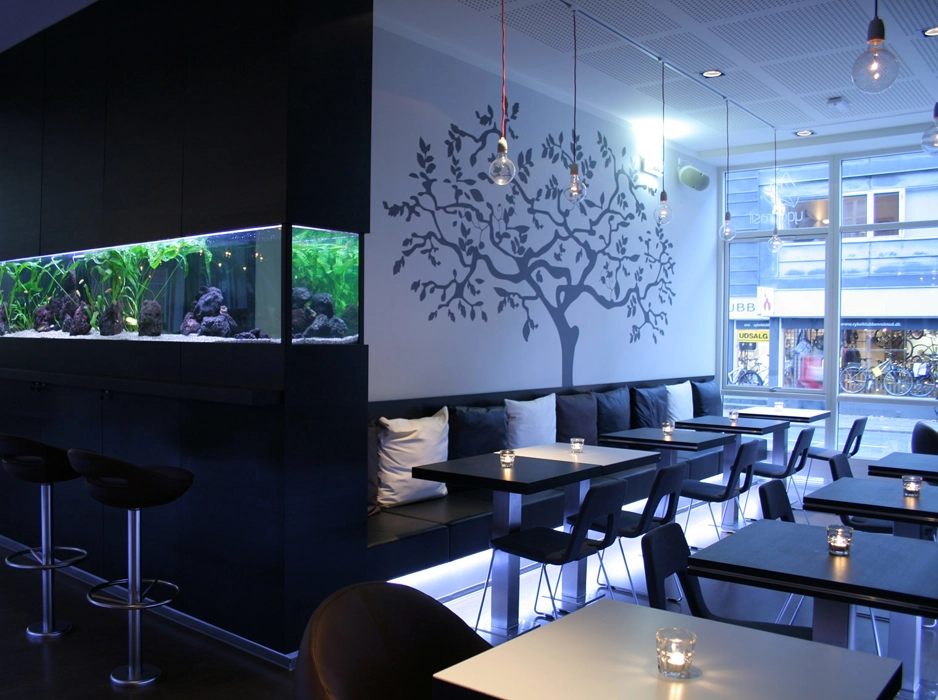 Restaurant og cafe indretning, med stemningsfyldt miljø, som skaber de hyggelige rammer for både cafe og Restaurant
