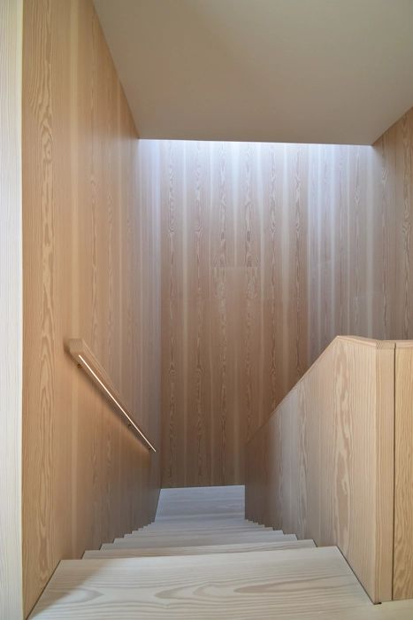 Eksklusiv snedkereret trappeløsning til arkitekttegnet villa udført i Douglas træ på trappetrin vægge og gelænder