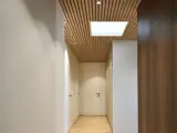 Listeloft i gang udført i eg med indbyggede lamper og ovenlys og er med usynlig montage så ingen skruer er synligt i loftet