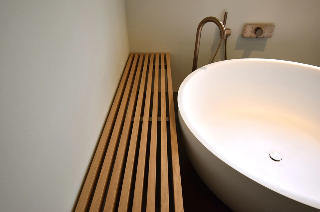 Væghængt badekarshylde eller bænk på mål til badeværelse i egetræ