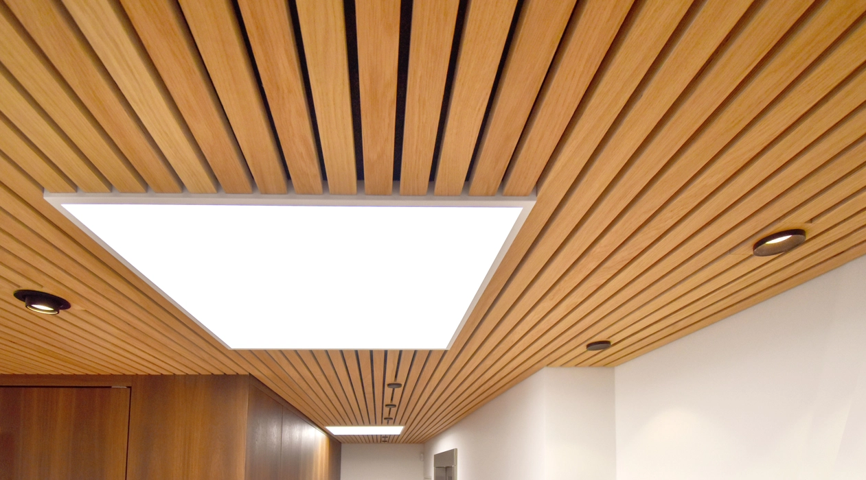 Listeloft i eg med ovenlys monteret med wood click montage system