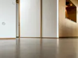 fodliste i eg er planforsænket i væg med alu profil, arkitektonisk fodliste