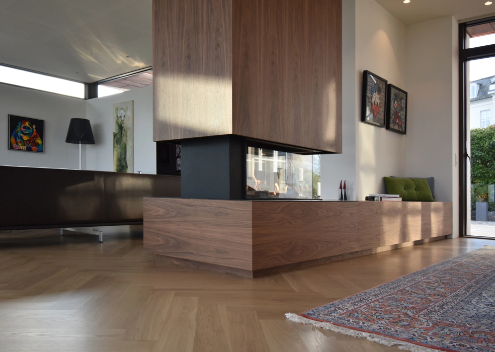 Design din bolig med et snedker speciallavet stuemøbel med indbygget pejs og siddeplads udført i træ valnød