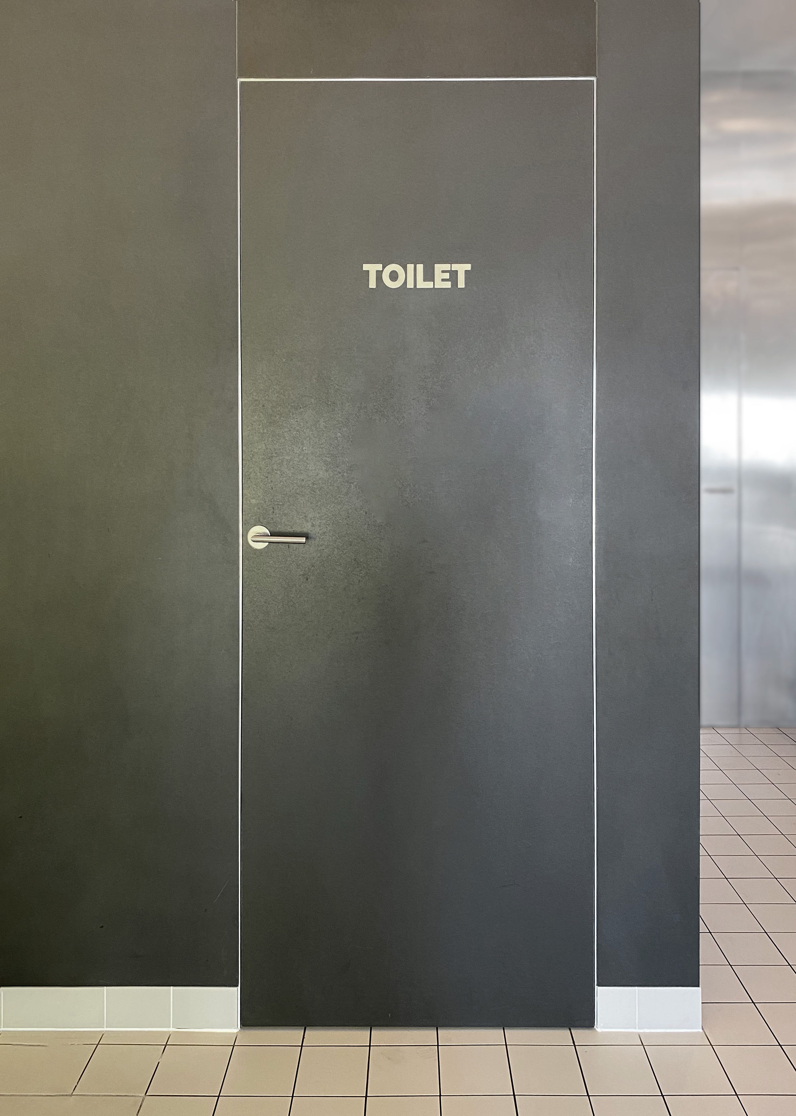 Frameless dør med linoleum, mørk grå dør, moderne toiletdør, dør glat med væg, toiletdør glat med væg, moderne dør, indbygget dør