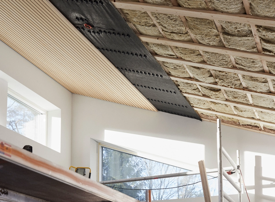 Akustikloft med lister fra Bygholm Wood med Wood-Click system