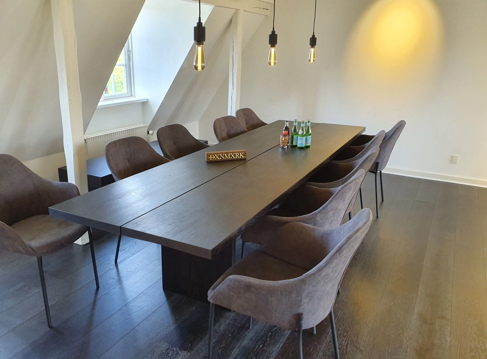 Plankebord i røget eg