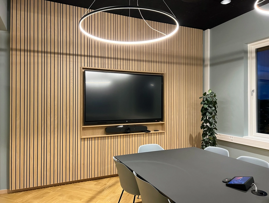 Akustikvæg til mødelokale erhverv, indbygget tv i elegant vægløsning med akustiklister fra snedkeri Bygholm Wood Aarhus
