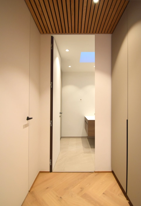 Rumhøje døre med skjulte dørkarm ved at karm er indspartlet i væg er flot arkitektur i et nybygget hus
