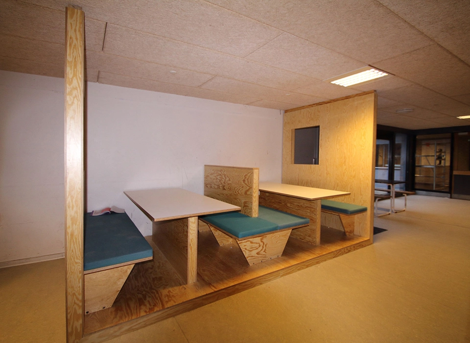 Skoleinventar krydsfiners møbler sofaer og studie områder på mål