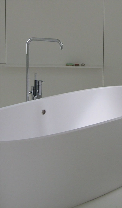 Eksklusivt special fremstillet badeværelsesindretning l i hvid og Corian med integreret gasovn