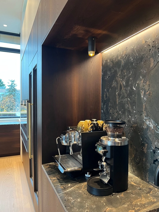 Luksus snedkerkøkken designet efter kundens ønsker med kaffe plads indbygget i højskab 