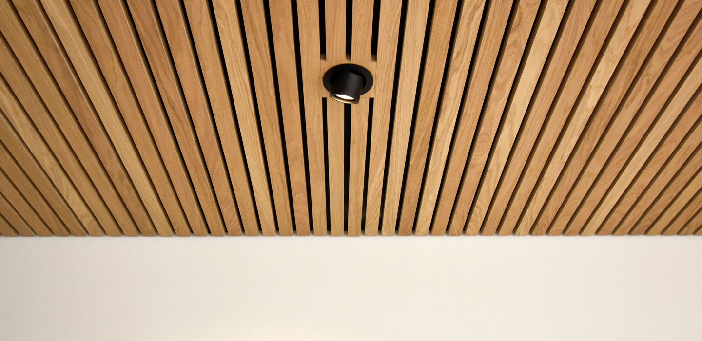 Listeloft i eg med indbyggede sort lampe