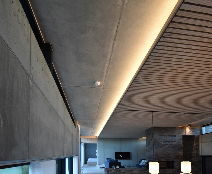 Listeloft i Douglas i smuk harmoni med beton og med integreret lys, arkitektonisk listeloft