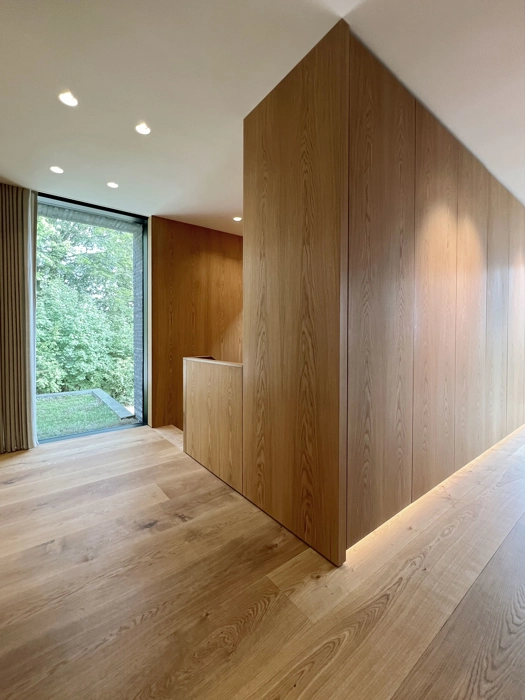 Arkitekttegnet hjem totalindrettet i egetræ fra møbelsnedkeri