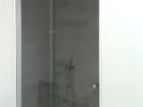 Glasskydedør dør med dørkarm i Corian