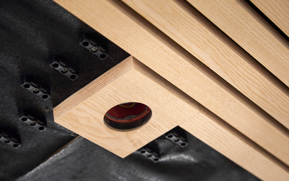 Lampeudtag i listeloft som monteres med Bygholm Wood-Click system