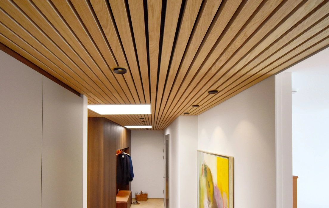 Listeloft i eg med indbyggede lamper monteret med wood click montage system