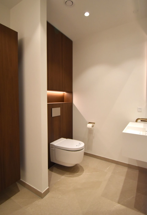 Skab mere opbevaring på dit badeværelse med en cisterne indbygget i møbel og skabe fra møbelsnedkeri