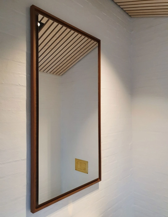 Custom made snedkereret spejl på mål med elegant ramme i valnød og mulighed for lys indbygget